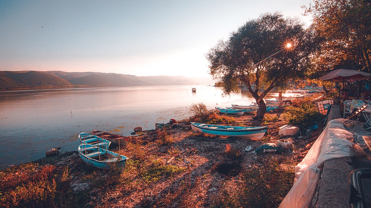 Gölyazı’da günbatımında Uluabat Gölü ve kıyıdaki tekneler