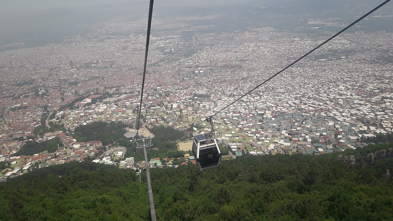 Uludağ teleferiğinden yeşil yamaçlar ve Bursa manzarası
